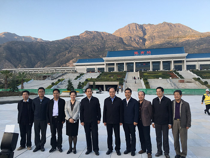 全國、省市政協(xié)委員體驗(yàn)蘭渝鐵路、視察階州廣場