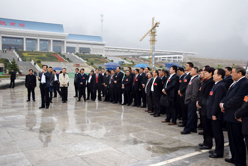 政協(xié)隴南市第四屆委員會(huì)第一次會(huì)議委員參觀階州廣場