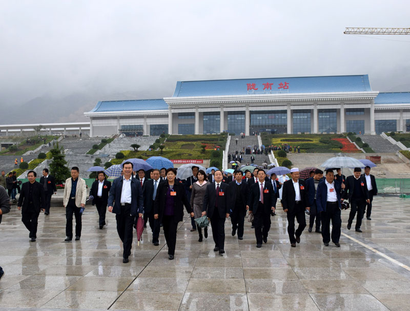 政協(xié)隴南市第四屆委員會(huì)第一次會(huì)議委員參觀階州廣場