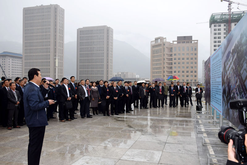 政協(xié)隴南市第四屆委員會(huì)第一次會(huì)議委員參觀階州廣場
