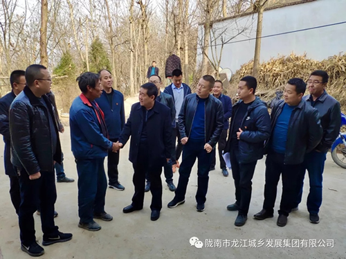 市龍江集團(tuán)在文縣橋頭鎮(zhèn)安子坡村開(kāi)展“解難題、辦實(shí)事、送溫暖”活動(dòng)