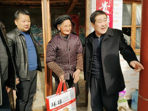 市龍江集團(tuán)在文縣橋頭鎮(zhèn)安子坡村開(kāi)展“解難題、辦實(shí)事、送溫暖”活動(dòng)