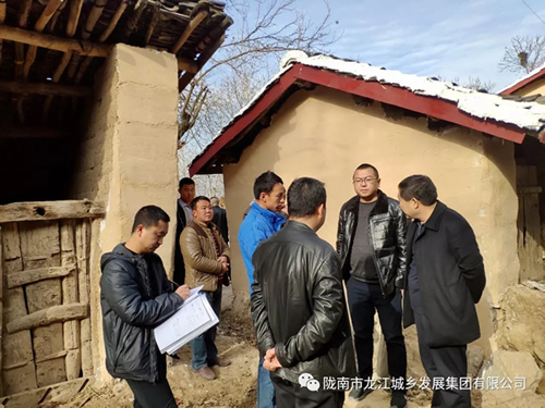 市龍江集團(tuán)在文縣橋頭鎮(zhèn)安子坡村開(kāi)展“解難題、辦實(shí)事、送溫暖”活動(dòng)