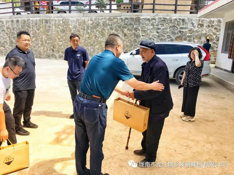 “感黨恩、憶黨史”，--市龍江城鄉(xiāng)發(fā)展集團公司開展慶祝建黨99周年主題黨日活動